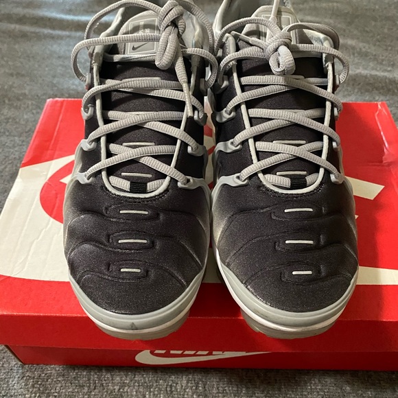 NIKE AIR VAPORMAX PLUS - Picture 2 of 4